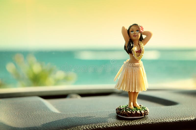 Poupée De Danseur De Danse Polynésienne Sur Le Voyage Par La Route De  Voiture D'Hawaï Photo stock - Image du île, plastique: 53777778