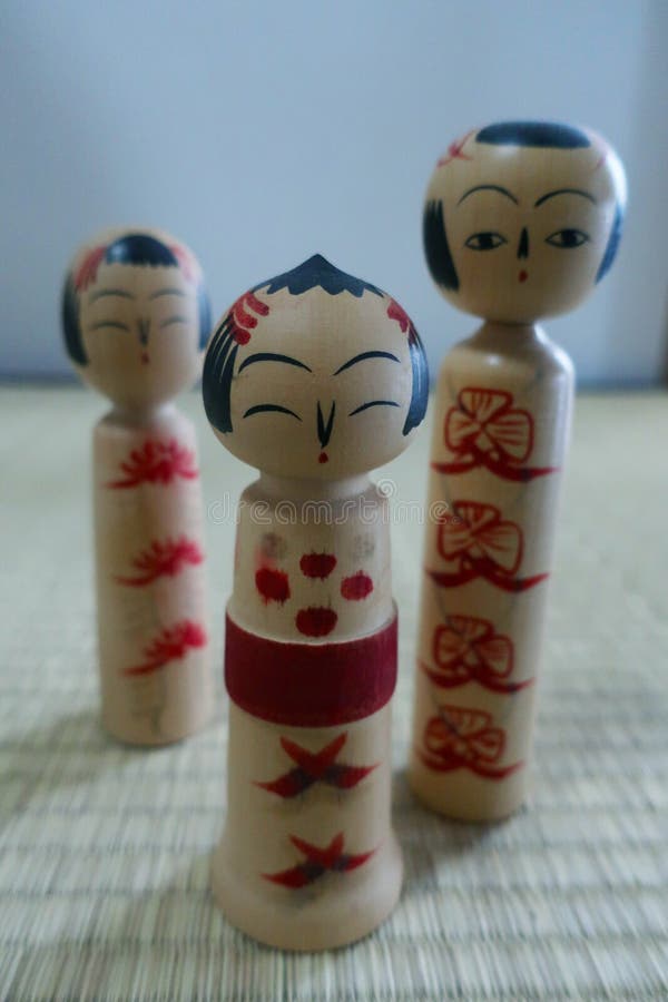 Poup?es de Kokeshi image libre de droits Poup?es de Kokeshi image libre de droits