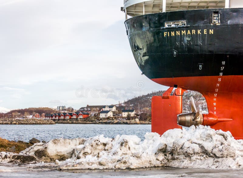 Poupe de vieille milliseconde Finnmarken de bateau de croisière de Hurtigruten sur le quai de Stokmarknes, Vesteralen, Nordland, photographie stock Poupe de vieille milliseconde Finnmarken de bateau de croisière de Hurtigruten sur le quai de Stokmarknes, Vesteralen, Nordland, photographie stock