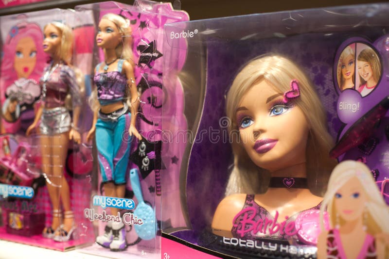 Poupée de Barbie dans la mémoire de jouet image stock Poupée de Barbie dans la mémoire de jouet image stock