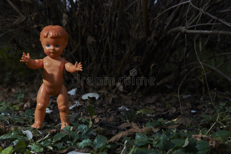 Poupée effrayante Mauvais traitement à enfant Scène criminelle photographie stock Poupée effrayante Mauvais traitement à enfant Scène criminelle photographie stock