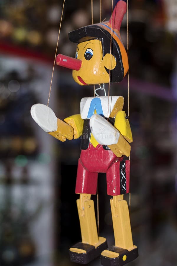 Poupée en bois peinte de marionnette du chiffre de Pinocchio images stock Poupée en bois peinte de marionnette du chiffre de Pinocchio images stock