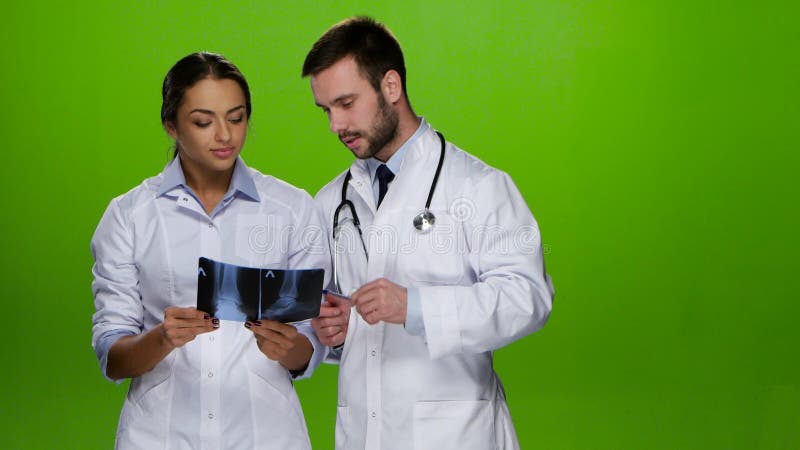 Pour soigner conviennent docteur dans la vue de rayon X studio banque de vidéos
