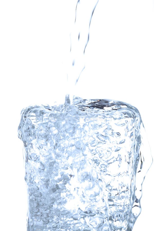 Переполнение жидкостью. Вода льется через край. Переполненный стакан с водой на белом фоне. Вода льется через край сосуда. Water overflow переполнение жидкостью.
