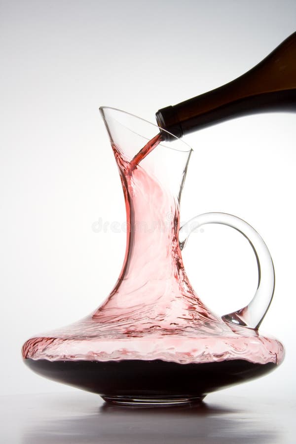 Riempimento bicchiere decanter di vino rosso per l'aerazione e l'invecchiamento.