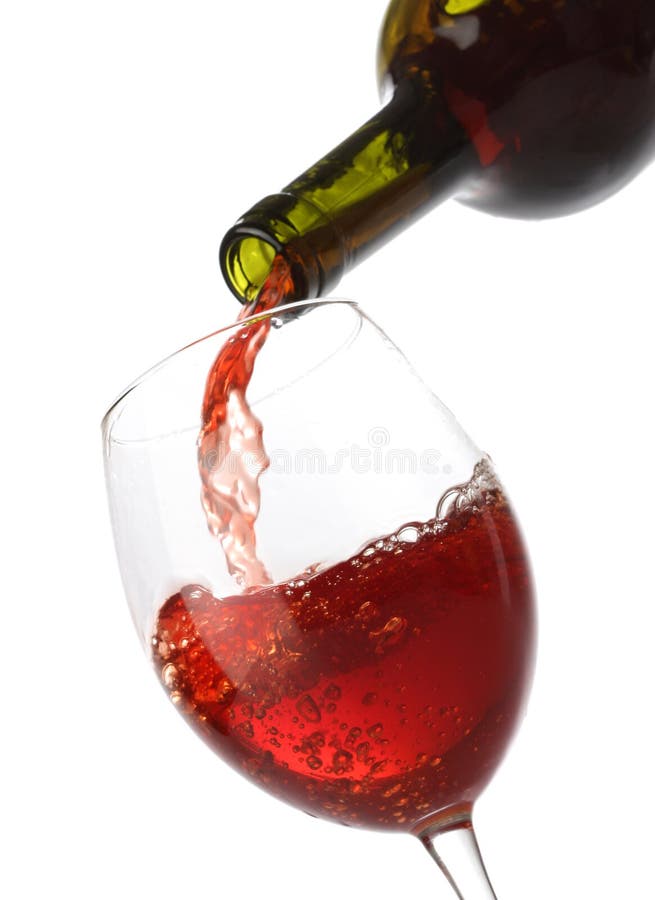 Versare il vino rosso in un bicchiere isolato su bianco.