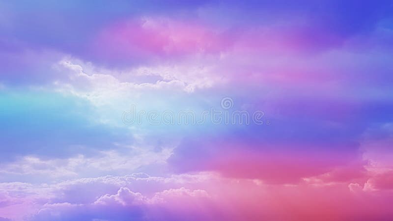 Pourpre et ciel rose avec des nuages et des rayons de soleil photos stock Pourpre et ciel rose avec des nuages et des rayons de soleil photos stock