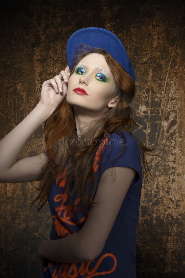 Pousse de mode de femme urbaine de style photo libre de droits Pousse de mode de femme urbaine de style photo libre de droits
