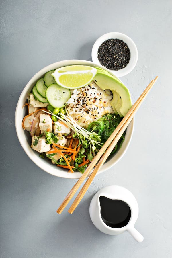 Poussez la cuvette avec le tofu, le riz et les légumes de soie image libre de droits Poussez la cuvette avec le tofu, le riz et les légumes de soie image libre de droits