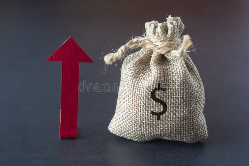 Poussée ou accroître votre revenu avec l'argent de flèche directionnelle et un sac sur fond sombre. Concept financier. L'espace de photos stock Poussée ou accroître votre revenu avec l'argent de flèche directionnelle et un sac sur fond sombre. Concept financier. L'espace de photos stock