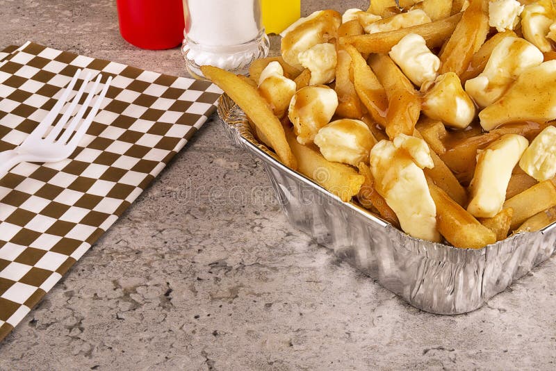 Poutine i en f?r avh?mtning beh?llare Lagat mat med fransk sm?fisk-, sky- och ostmassaost fotografering för bildbyråer Poutine i en f?r avh?mtning beh?llare Lagat mat med fransk sm?fisk-, sky- och ostmassaost fotografering för bildbyråer