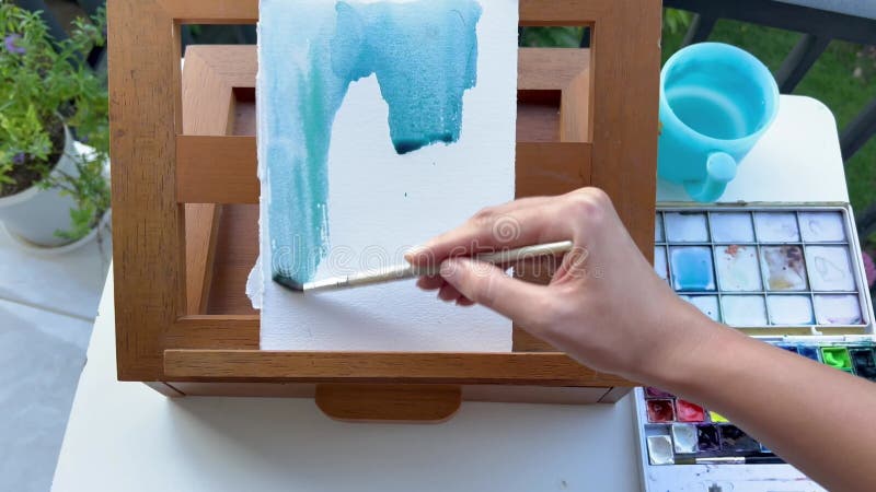 Pov Artiste Peinture Bleu Fond Sur Coton Aquarelle Papier Tampon Sur  Chevalet En Bois Extérieur En été Premier Clips Vidéos - Vidéo du balai,  jardin: 242881961
