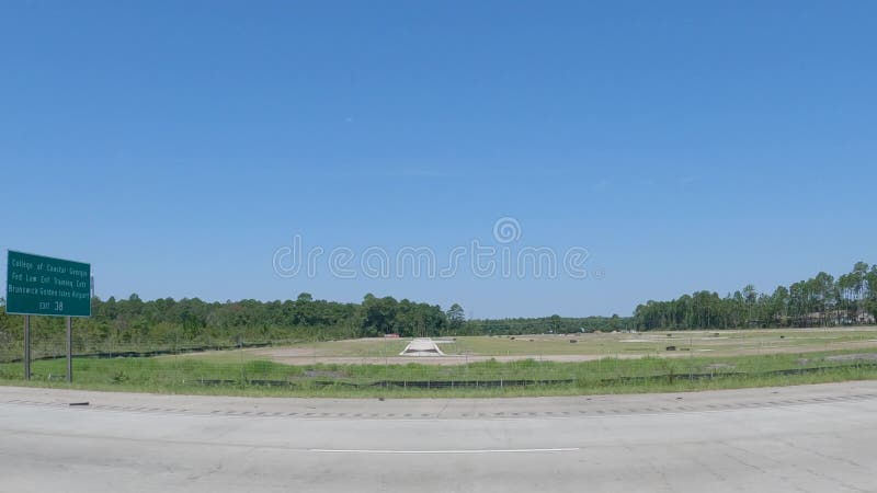 Pov drive street pan distant water tower cielo azul claro visto desde interstate 95