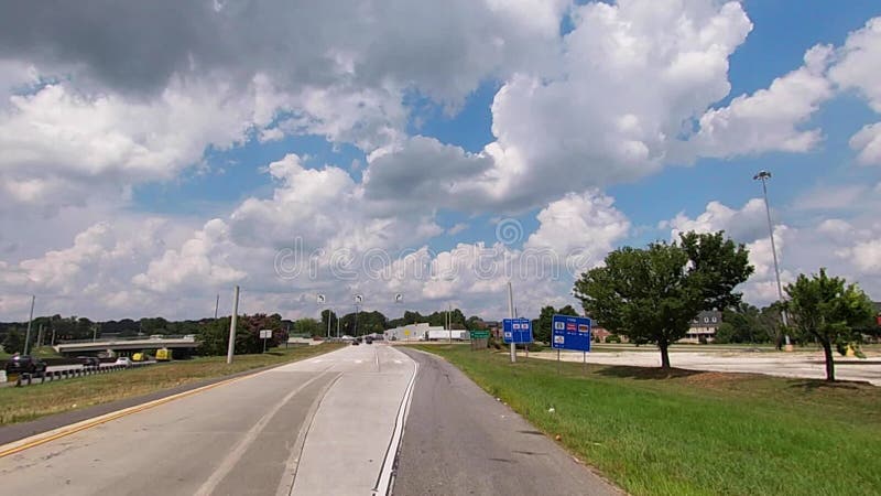 Pov fpv在亚特兰大乔治亚州南亚特兰大路出口285号州际公路驾驶并关闭加油站