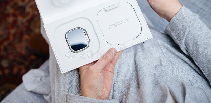 Pov Frau Hand Entpacken mit neuen Apfeluhr-Serie ultra lizenzfreie stockfotos