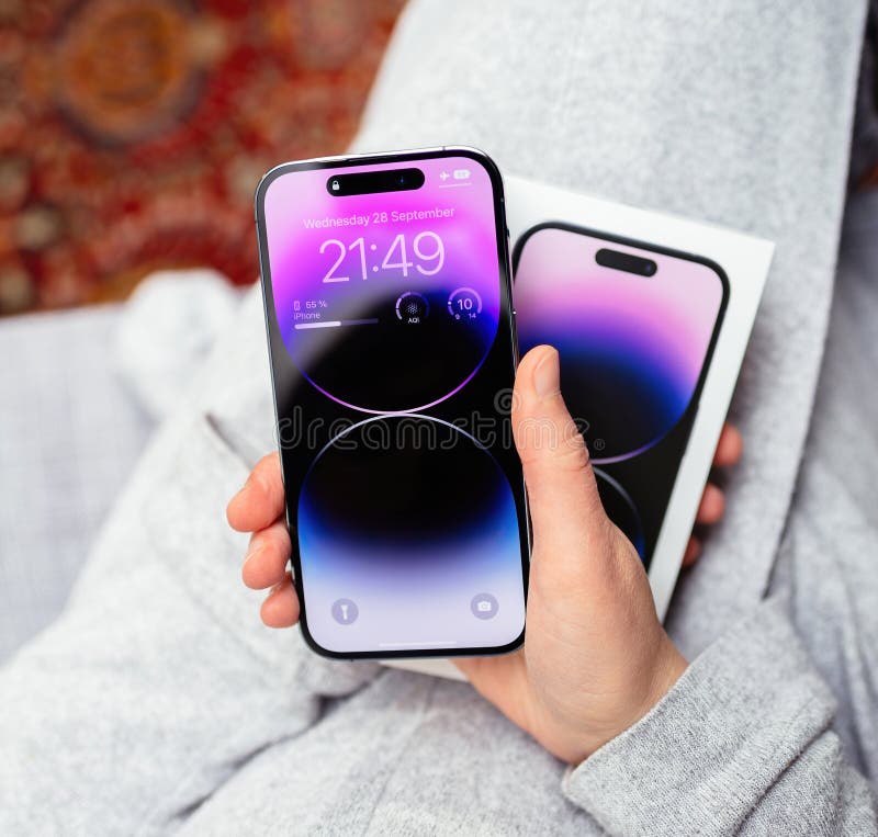 Pov Frau Hand halten das Paket des neu veröffentlichten iPhone 14 pro von Apfel stockfoto