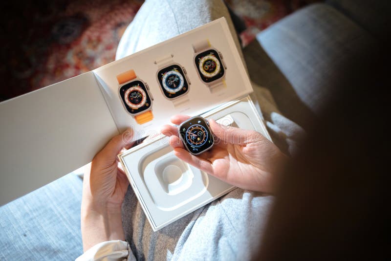 Pov Frau Hand halten das Paket zeigt mehrere Bänder der stockbild