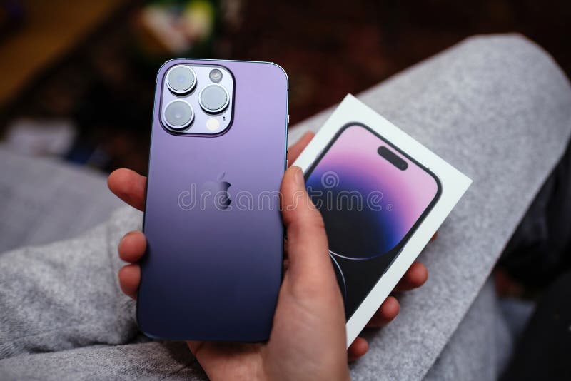 Pov Frau Hand halten neue tiefe violette neu erschienene iphone 14 pro Smartphone stockfotos