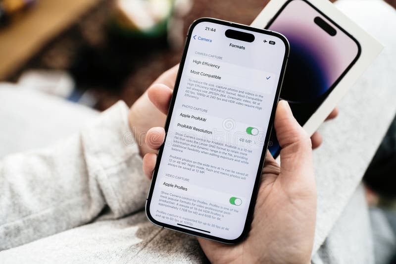 Pov : Frauen Hand mit Apfelpro Roh lizenzfreie stockbilder