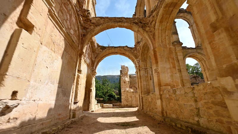 POV marchant à l'intérieur des ruines de cloître d'un ancien monastère abandonné Santa Maria de rioseco à Burgos Espagne. banque de vidéos