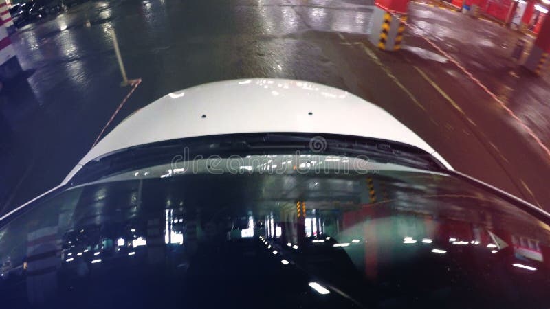 Pov-på-bräde-kamera på en bilhuv För undegroundparkering för vindruta reflekterande ljus