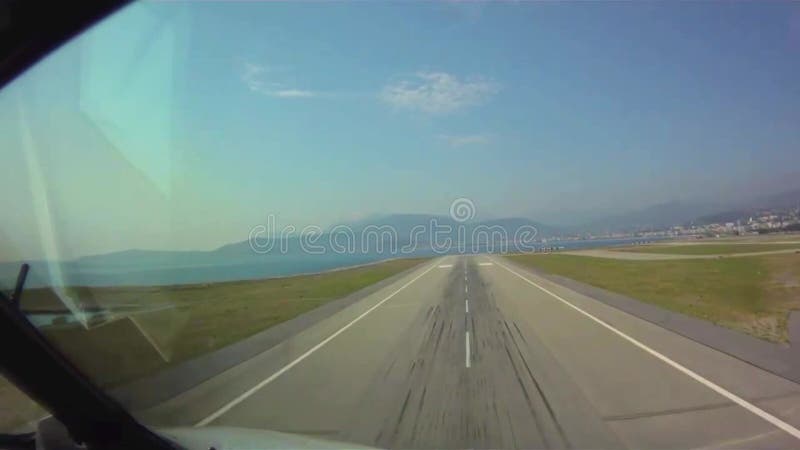 Pov shot point of view vliegtuig start vanaf vliegbaan. luchthaven los angeles