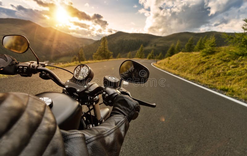 POV του φραγμού οδήγησης εκμετάλλευσης motorbiker, που οδηγά στις Άλπεις στοκ εικόνες POV του φραγμού οδήγησης εκμετάλλευσης motorbiker, που οδηγά στις Άλπεις στοκ εικόνες