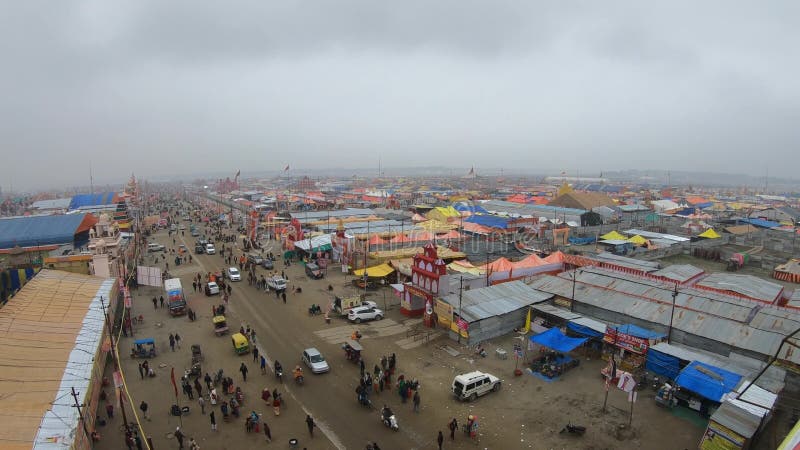 POV посмотреть на базе палатки Kumbha Мела, в то время как настоящий город много людей и автомобилей на улице облачно день Allaha акции видеоматериалы