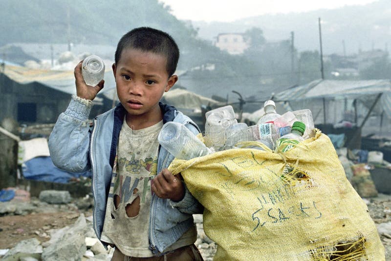 Povera plastica filippina della riunione del ragazzo su materiale di riporto
