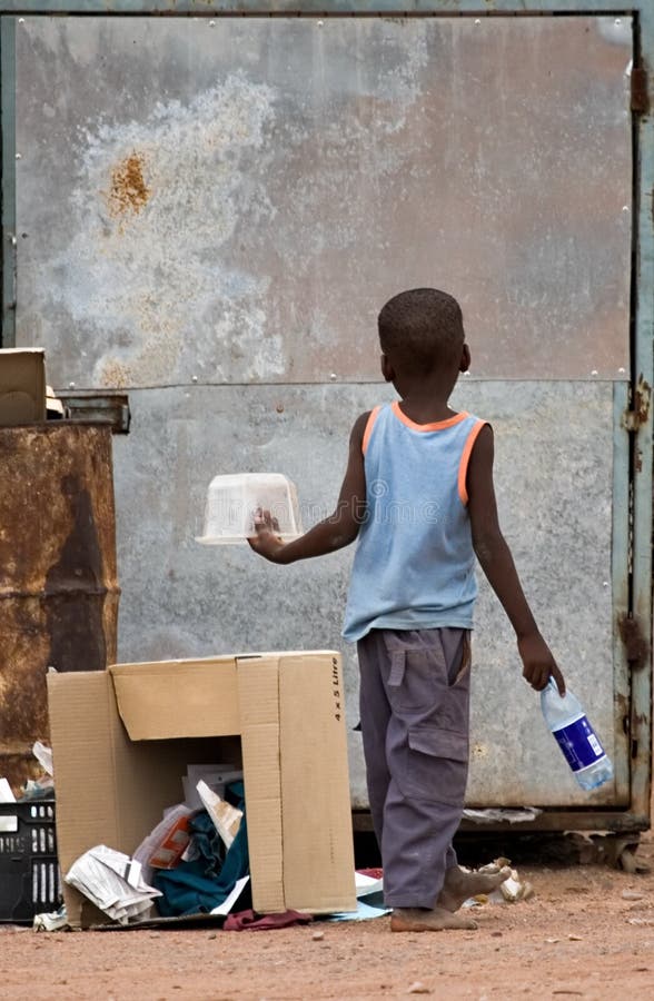 Senzatetto povero bambino Africano, cercando nella spazzatura, serie di vita reale.