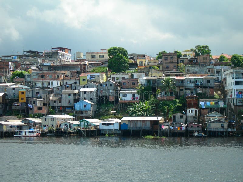  , povertà sul amazzonia un fiume.