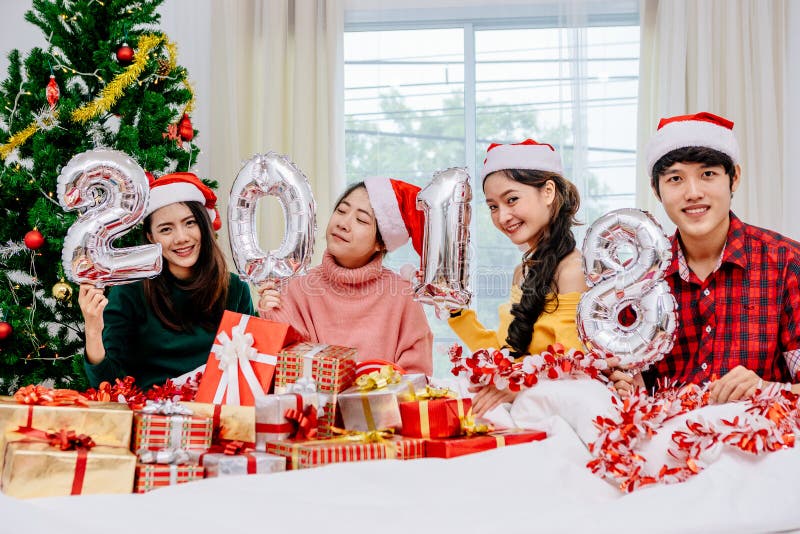 Povos asiáticos na festa de Natal fotografia de stock Povos asiáticos na festa de Natal fotografia de stock