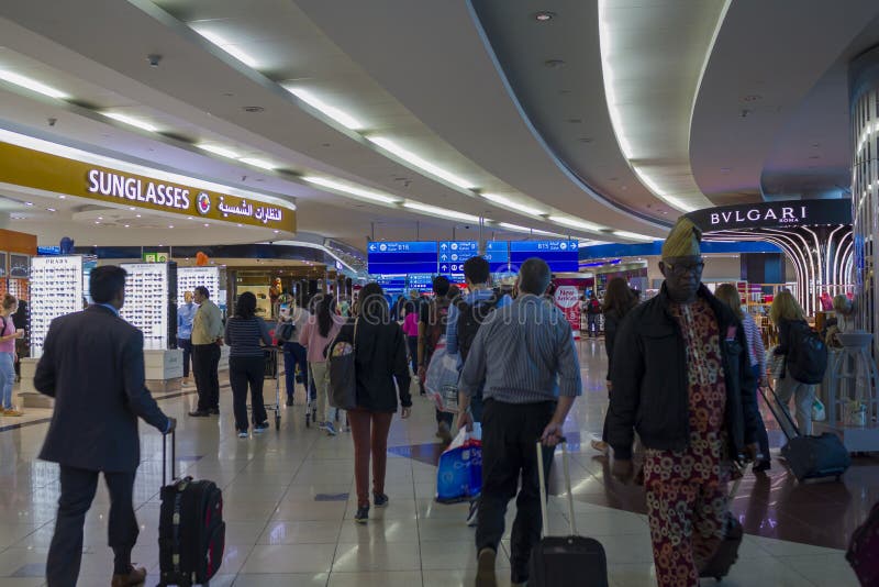 Povos com bagagem que andam na área isenta de direitos aduaneiros do aeroporto fotos de stock Povos com bagagem que andam na área isenta de direitos aduaneiros do aeroporto fotos de stock