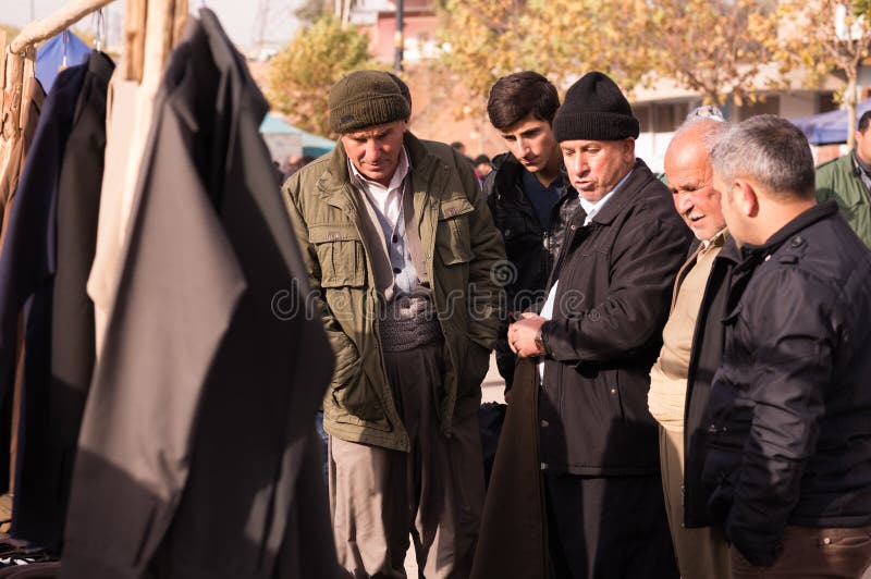 Povos curdos que compram a roupa em Iraque imagem de stock