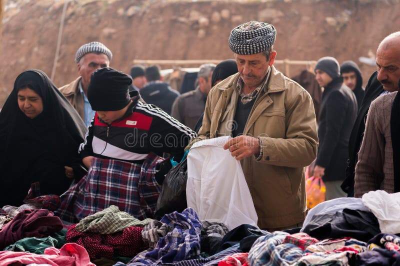 Povos curdos que compram a roupa em Iraque foto de stock