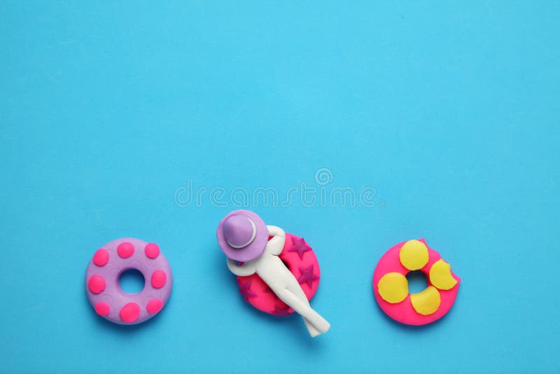 Povos da massa de modelar que relaxam no lilo inflável na associação Relaxamento e feriados do verão dos desenhos animados fotografia de stock royalty free Povos da massa de modelar que relaxam no lilo inflável na associação Relaxamento e feriados do verão dos desenhos animados fotografia de stock royalty free