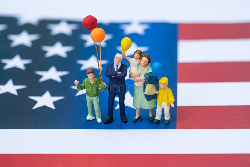 Povos diminutos, família americana feliz que guarda o balão com uni fotos de stock Povos diminutos, família americana feliz que guarda o balão com uni fotos de stock