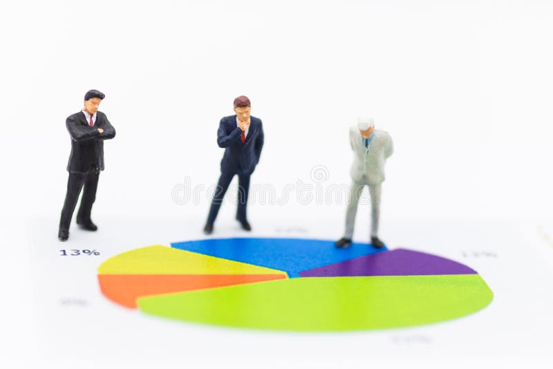 Povos diminutos: Homens de negócios que olham o benefício do trabalho do progresso do gráfico Uso como um conceito do negócio imagens de stock Povos diminutos: Homens de negócios que olham o benefício do trabalho do progresso do gráfico Uso como um conceito do negócio imagens de stock