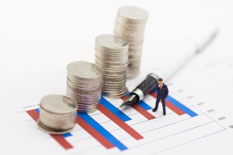 Povos diminutos: Os homens de negócios ganham lucros do trabalho, moedas da pilha são colocados no gráfico Uso como um conceito d imagens de stock Povos diminutos: Os homens de negócios ganham lucros do trabalho, moedas da pilha são colocados no gráfico Uso como um conceito d imagens de stock