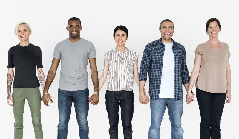 Povos diversos felizes que mantêm as mãos unidas foto de stock Povos diversos felizes que mantêm as mãos unidas foto de stock