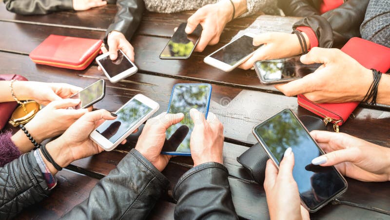 Povos do adolescente que têm o divertimento usando smartphones - a comunidade de Millenial que compartilha do índice na rede soci