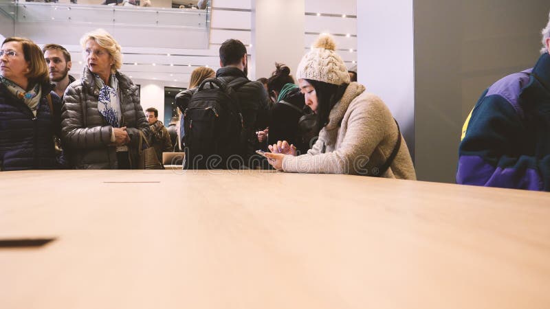 Povos do movimento rápido de lapso de tempo de Apple Store Barcelona