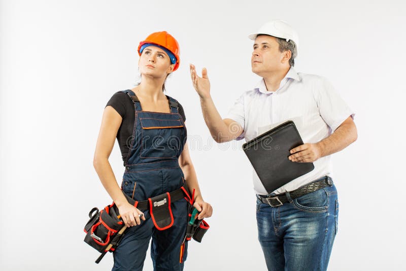 Povos dos contratantes que discutem o plano da construção sobre o fundo branco imagem de stock royalty free Povos dos contratantes que discutem o plano da construção sobre o fundo branco imagem de stock royalty free