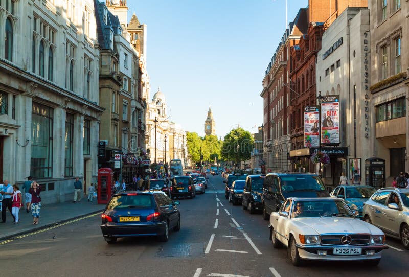 Pessoas e trânsito em Whitehall, em Londres fotos de stock