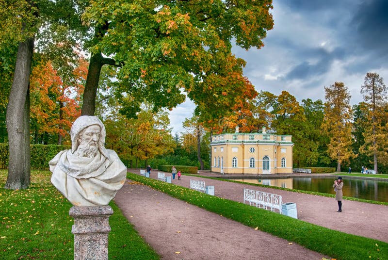 Povos em Catherine Park Tsarskoye Selo St Petersburg Rússia imagens de stock Povos em Catherine Park Tsarskoye Selo St Petersburg Rússia imagens de stock