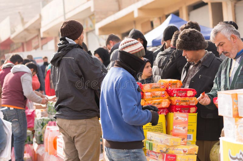 Povos em um mercado iraquiano fotografia de stock