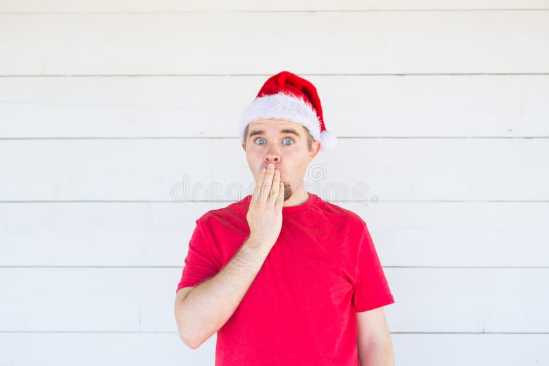 Povos, emoções e conceito do Natal - os jovens surpreenderam o homem no traje de Papai Noel no fundo branco foto de stock royalty free Povos, emoções e conceito do Natal - os jovens surpreenderam o homem no traje de Papai Noel no fundo branco foto de stock royalty free