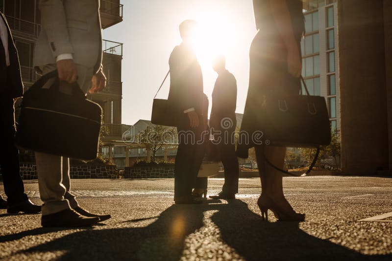 Povos indo do escritório que comutam em uma rua movimentada fotografia de stock Povos indo do escritório que comutam em uma rua movimentada fotografia de stock