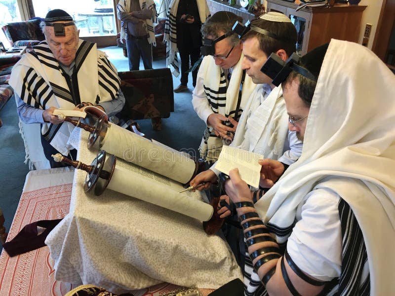 Povos judaicos que leem do Torah