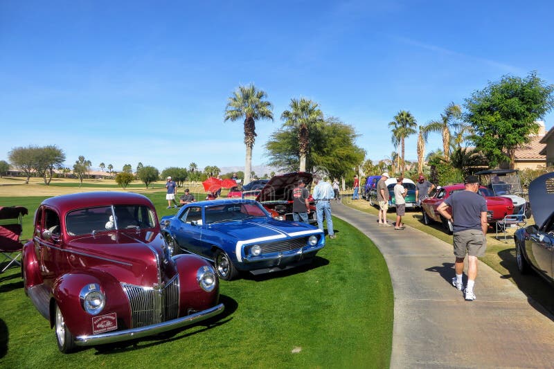 Povos na feira automóvel da caridade que admira fileiras do clássico, do hot rod e dos carros do interesse especial estacionados imagens de stock Povos na feira automóvel da caridade que admira fileiras do clássico, do hot rod e dos carros do interesse especial estacionados imagens de stock